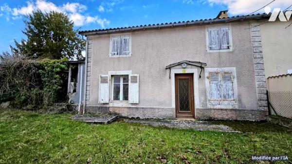 A vendre à VALENCE-EN-POITOU, VAUX - Une maison d'habitation à restaurer avec jardin