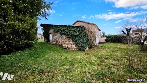 A vendre à VALENCE-EN-POITOU, VAUX - Une maison d'habitation à restaurer avec jardin
