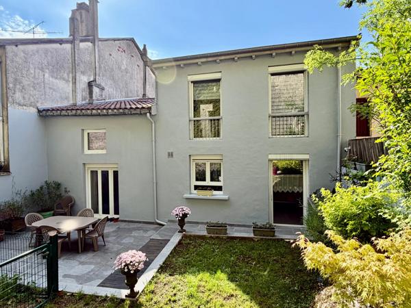 Maison de ville avec exterieur et double garage