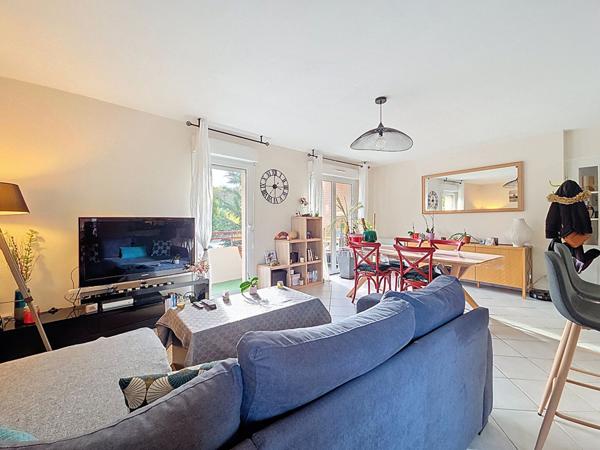 Bel appartement T4 lumineux et rénové de 85m² avec balcon, parking et cave à vendre en exclusivité dans un quartier calme de Péchabou