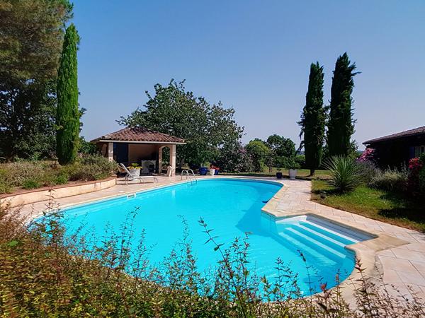 Maison L Isle Jourdain 240 m2 sur un terrain arboré de 4075m², garages, piscine, vue imprenable