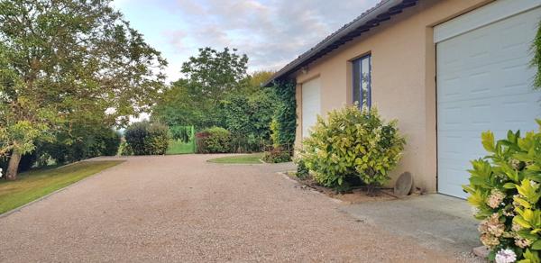 Maison L Isle Jourdain 240 m2 sur un terrain arboré de 4075m², garages, piscine, vue imprenable