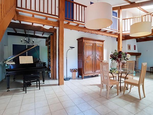 Maison L Isle Jourdain 240 m2 sur un terrain arboré de 4075m², garages, piscine, vue imprenable