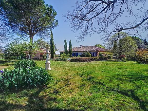 Maison L Isle Jourdain 240 m2 sur un terrain arboré de 4075m², garages, piscine, vue imprenable
