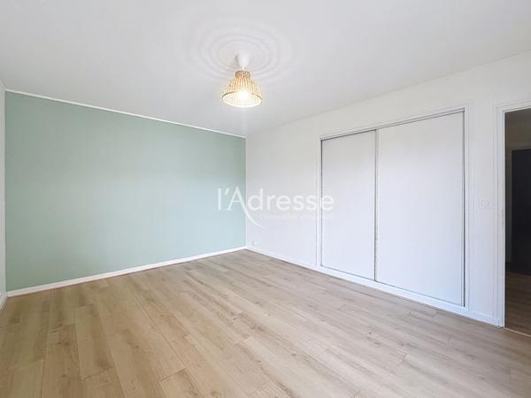 CHELLES À 10 MINUTES À PIED DE LA GARE F2 DE 63 m² AVEC BALCON, PARKING ET CAVE