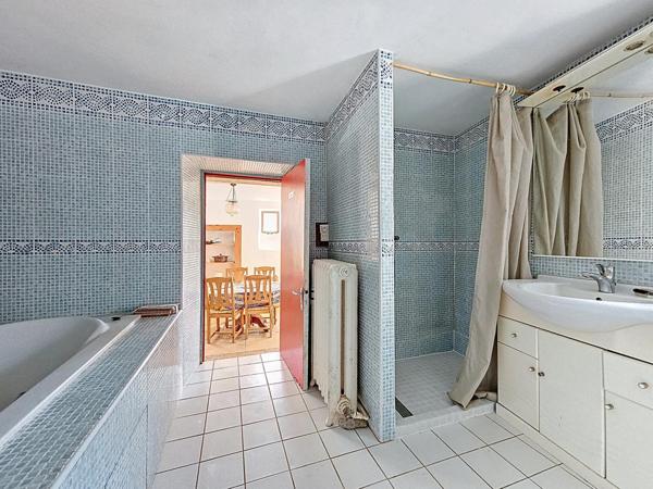 Maison de village avec caves, dépendances, jardins