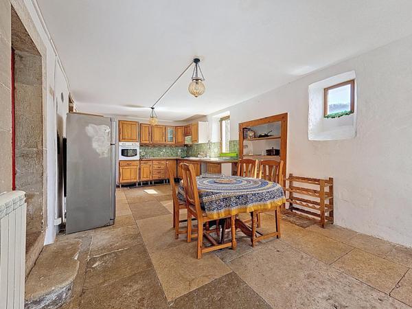 Maison de village avec caves, dépendances, jardins