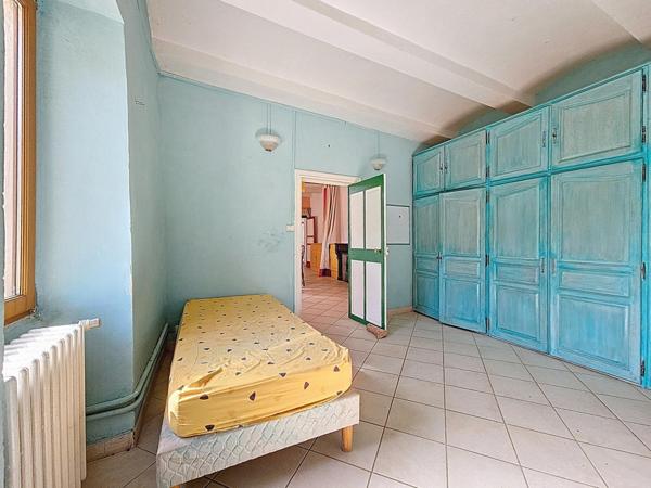 Maison de village avec caves, dépendances, jardins