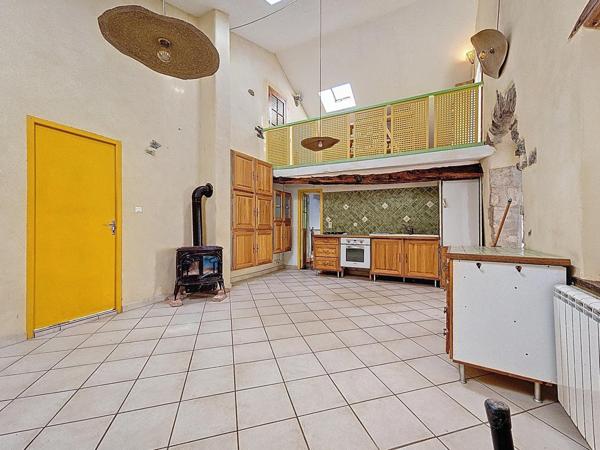 Maison de village avec caves, dépendances, jardins