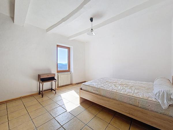 Maison de village avec caves, dépendances, jardins