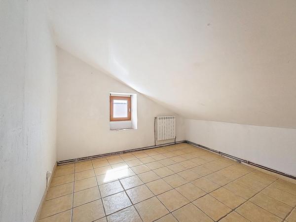 Maison de village avec caves, dépendances, jardins