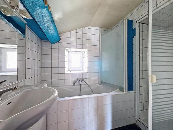 Maison de village avec caves, dépendances, jardins