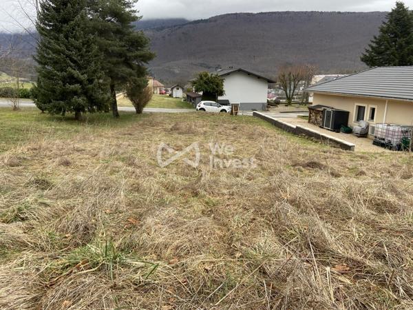 Terrain constructible et viabilisé de 1 365 m²  à Champfromier.