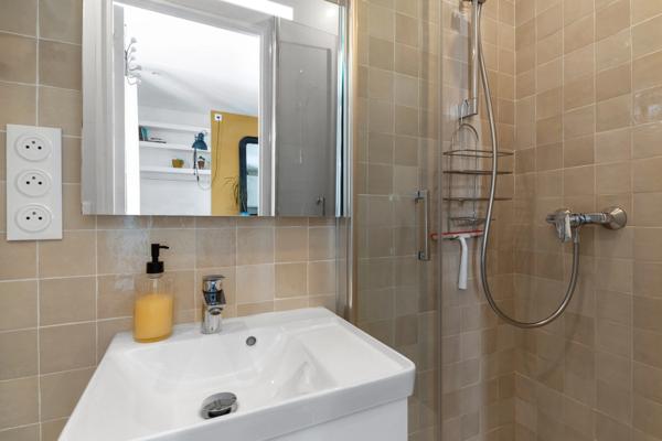 PARIS (75012) – PICPUS/NATION - STUDIO – 17M2 – TRÈS CALME – TRÈS LUMINEUX – DERNIER ÉTAGE - VUE DÉGAGÉE SUR COUR ARBORÉE – GARDIEN