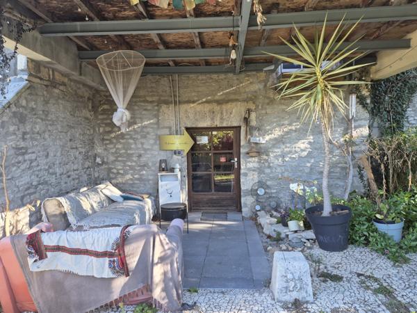 Rare! Un coin de paradis à BRIE , maison en pierre, unique, lumineuse avec une vue magnifique vue sur la campa