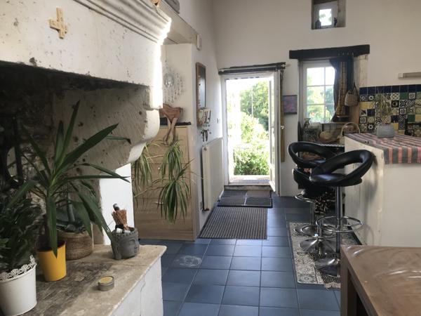 Rare! Un coin de paradis à BRIE , maison en pierre, unique, lumineuse avec une vue magnifique vue sur la campa