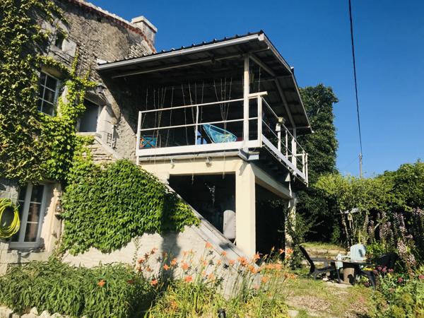 Rare! Un coin de paradis à BRIE , maison en pierre, unique, lumineuse avec une vue magnifique vue sur la campa