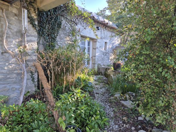 Rare! Un coin de paradis à BRIE , maison en pierre, unique, lumineuse avec une vue magnifique vue sur la campa