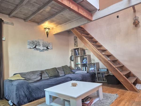 Rare! Un coin de paradis à BRIE , maison en pierre, unique, lumineuse avec une vue magnifique vue sur la campa