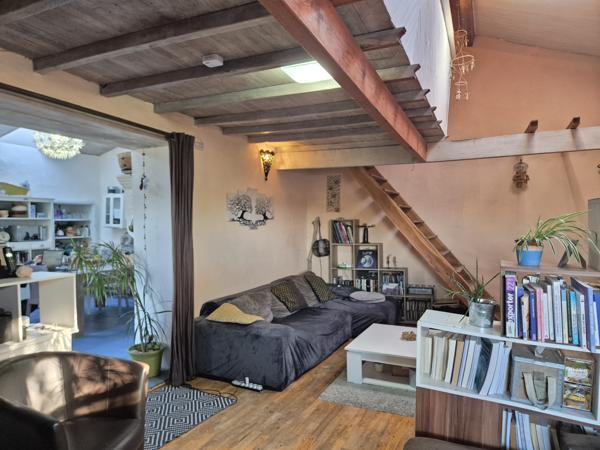 Rare! Un coin de paradis à BRIE , maison en pierre, unique, lumineuse avec une vue magnifique vue sur la campa