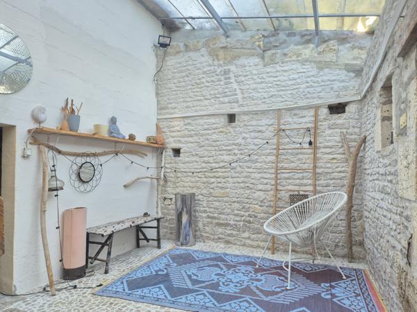 Rare! Un coin de paradis à BRIE , maison en pierre, unique, lumineuse avec une vue magnifique vue sur la campa