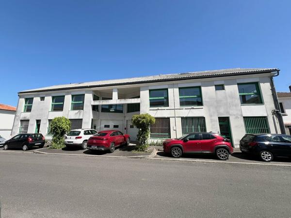 Bâtiment bureaux polyvalent avec garage à ANGOULEME