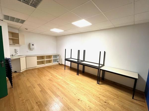 Bâtiment bureaux polyvalent avec garage à ANGOULEME