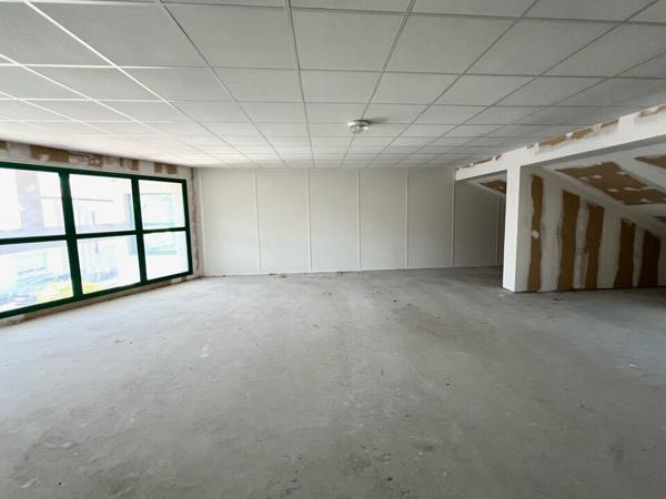 Bâtiment bureaux polyvalent avec garage à ANGOULEME