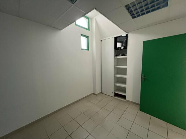 Bâtiment bureaux polyvalent avec garage à ANGOULEME