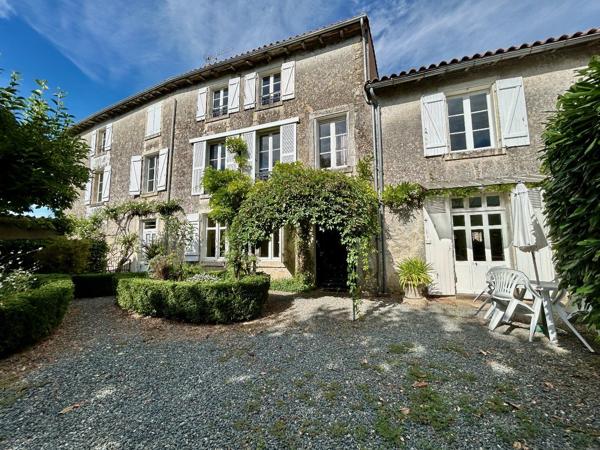 Élégante maison de ville au coeur du village historique de La Mothe-Saint-Héray La mothe saint heray