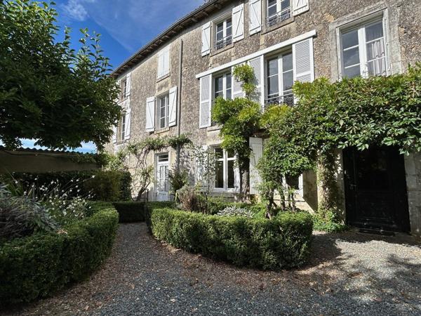 Élégante maison de ville au coeur du village historique de La Mothe-Saint-Héray La mothe saint heray