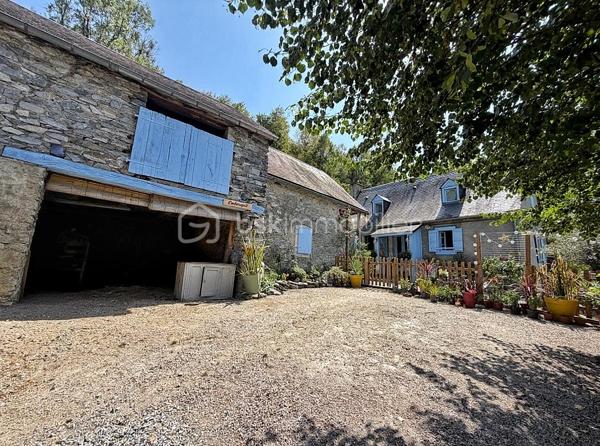 En exclusivité, à seulement 30 minutes de Bagnères-de-Bigorre, au cœur des Baronnies, découvrez cette propriété pleine de charme, nichée dans un environnement privilégié, au calme absolu, avec une vue exceptionnelle sur la nature environnante. Véritable havre de paix, cet ensemble immobilier séduit par son authenticité, son potentiel et son cadre de vie unique, idéal pour les amoureux de nature, de sérénité et de projets de vie inspirants.

La propriété se compose d’une maison principale chaleureuse et accueillante, ainsi que d’une seconde bâtisse offrant de multiples possibilités d’usage. 

La maison principale propose, au rez-de-chaussée, une grande cuisine équipée, pleine de charme et d’authenticité, où il fait bon partager les repas, un salon-séjour convivial, une salle d’eau rénovée avec goût ainsi qu’un WC séparé. À l’étage, un palier avec rangements dessert deux belles chambres lumineuses, elles aussi équipées de rangements, offrant confort et fonctionnalité au quotidien.

La seconde bâtisse complète harmonieusement l’ensemble avec un grand garage, un atelier avec rangements, une terrasse couverte aménagée en véritable espace de vie avec coin repas et ventilateur, ainsi qu’un studio cocooning disposant d’une kitchenette, d’une salle de douche et de toilettes sèches. Cet espace indépendant ouvre la voie à de nombreux projets : accueil d’amis ou de famille, location saisonnière, activité Airbnb, espace de travail ou atelier créatif.

À l’extérieur, le terrain arboré de 8 300 m² constitue un atout majeur. Déjà aménagé avec soin, il accueille une serre, des potagers, des vergers, un poulailler ainsi qu’un petit chalet avec terrasse, dans une atmosphère naturelle et inspirante. Ici, tout invite à imaginer un mode de vie plus autonome, plus doux, plus proche de la nature. Le bien offre également un joli potentiel de développement, notamment pour un projet d’hébergement touristique avec plusieurs petits chalets, ou pour une vie tournée vers l’autosuffisance.

Le confort est assuré par un chauffage électrique complété par un poêle à bois, pour une ambiance chaleureuse en toute saison. Ce bien rare séduira autant les acquéreurs en quête d’une résidence principale de caractère que les porteurs de projet recherchant un lieu à fort potentiel dans un cadre préservé.

Un bien atypique, authentique et inspirant, à découvrir sans tarder.