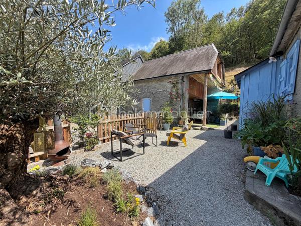 En exclusivité, à seulement 30 minutes de Bagnères-de-Bigorre, au cœur des Baronnies, découvrez cette propriété pleine de charme, nichée dans un environnement privilégié, au calme absolu, avec une vue exceptionnelle sur la nature environnante. Véritable havre de paix, cet ensemble immobilier séduit par son authenticité, son potentiel et son cadre de vie unique, idéal pour les amoureux de nature, de sérénité et de projets de vie inspirants.

La propriété se compose d’une maison principale chaleureuse et accueillante, ainsi que d’une seconde bâtisse offrant de multiples possibilités d’usage. 

La maison principale propose, au rez-de-chaussée, une grande cuisine équipée, pleine de charme et d’authenticité, où il fait bon partager les repas, un salon-séjour convivial, une salle d’eau rénovée avec goût ainsi qu’un WC séparé. À l’étage, un palier avec rangements dessert deux belles chambres lumineuses, elles aussi équipées de rangements, offrant confort et fonctionnalité au quotidien.

La seconde bâtisse complète harmonieusement l’ensemble avec un grand garage, un atelier avec rangements, une terrasse couverte aménagée en véritable espace de vie avec coin repas et ventilateur, ainsi qu’un studio cocooning disposant d’une kitchenette, d’une salle de douche et de toilettes sèches. Cet espace indépendant ouvre la voie à de nombreux projets : accueil d’amis ou de famille, location saisonnière, activité Airbnb, espace de travail ou atelier créatif.

À l’extérieur, le terrain arboré de 8 300 m² constitue un atout majeur. Déjà aménagé avec soin, il accueille une serre, des potagers, des vergers, un poulailler ainsi qu’un petit chalet avec terrasse, dans une atmosphère naturelle et inspirante. Ici, tout invite à imaginer un mode de vie plus autonome, plus doux, plus proche de la nature. Le bien offre également un joli potentiel de développement, notamment pour un projet d’hébergement touristique avec plusieurs petits chalets, ou pour une vie tournée vers l’autosuffisance.

Le confort est assuré par un chauffage électrique complété par un poêle à bois, pour une ambiance chaleureuse en toute saison. Ce bien rare séduira autant les acquéreurs en quête d’une résidence principale de caractère que les porteurs de projet recherchant un lieu à fort potentiel dans un cadre préservé.

Un bien atypique, authentique et inspirant, à découvrir sans tarder.