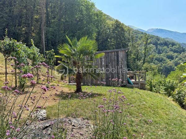En exclusivité, à seulement 30 minutes de Bagnères-de-Bigorre, au cœur des Baronnies, découvrez cette propriété pleine de charme, nichée dans un environnement privilégié, au calme absolu, avec une vue exceptionnelle sur la nature environnante. Véritable havre de paix, cet ensemble immobilier séduit par son authenticité, son potentiel et son cadre de vie unique, idéal pour les amoureux de nature, de sérénité et de projets de vie inspirants.

La propriété se compose d’une maison principale chaleureuse et accueillante, ainsi que d’une seconde bâtisse offrant de multiples possibilités d’usage. 

La maison principale propose, au rez-de-chaussée, une grande cuisine équipée, pleine de charme et d’authenticité, où il fait bon partager les repas, un salon-séjour convivial, une salle d’eau rénovée avec goût ainsi qu’un WC séparé. À l’étage, un palier avec rangements dessert deux belles chambres lumineuses, elles aussi équipées de rangements, offrant confort et fonctionnalité au quotidien.

La seconde bâtisse complète harmonieusement l’ensemble avec un grand garage, un atelier avec rangements, une terrasse couverte aménagée en véritable espace de vie avec coin repas et ventilateur, ainsi qu’un studio cocooning disposant d’une kitchenette, d’une salle de douche et de toilettes sèches. Cet espace indépendant ouvre la voie à de nombreux projets : accueil d’amis ou de famille, location saisonnière, activité Airbnb, espace de travail ou atelier créatif.

À l’extérieur, le terrain arboré de 8 300 m² constitue un atout majeur. Déjà aménagé avec soin, il accueille une serre, des potagers, des vergers, un poulailler ainsi qu’un petit chalet avec terrasse, dans une atmosphère naturelle et inspirante. Ici, tout invite à imaginer un mode de vie plus autonome, plus doux, plus proche de la nature. Le bien offre également un joli potentiel de développement, notamment pour un projet d’hébergement touristique avec plusieurs petits chalets, ou pour une vie tournée vers l’autosuffisance.

Le confort est assuré par un chauffage électrique complété par un poêle à bois, pour une ambiance chaleureuse en toute saison. Ce bien rare séduira autant les acquéreurs en quête d’une résidence principale de caractère que les porteurs de projet recherchant un lieu à fort potentiel dans un cadre préservé.

Un bien atypique, authentique et inspirant, à découvrir sans tarder.