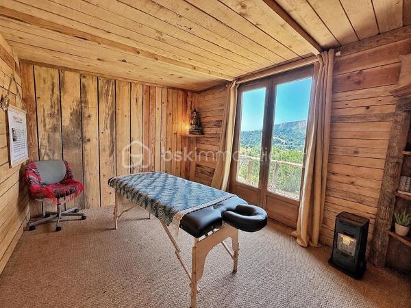 En exclusivité, à seulement 30 minutes de Bagnères-de-Bigorre, au cœur des Baronnies, découvrez cette propriété pleine de charme, nichée dans un environnement privilégié, au calme absolu, avec une vue exceptionnelle sur la nature environnante. Véritable havre de paix, cet ensemble immobilier séduit par son authenticité, son potentiel et son cadre de vie unique, idéal pour les amoureux de nature, de sérénité et de projets de vie inspirants.

La propriété se compose d’une maison principale chaleureuse et accueillante, ainsi que d’une seconde bâtisse offrant de multiples possibilités d’usage. 

La maison principale propose, au rez-de-chaussée, une grande cuisine équipée, pleine de charme et d’authenticité, où il fait bon partager les repas, un salon-séjour convivial, une salle d’eau rénovée avec goût ainsi qu’un WC séparé. À l’étage, un palier avec rangements dessert deux belles chambres lumineuses, elles aussi équipées de rangements, offrant confort et fonctionnalité au quotidien.

La seconde bâtisse complète harmonieusement l’ensemble avec un grand garage, un atelier avec rangements, une terrasse couverte aménagée en véritable espace de vie avec coin repas et ventilateur, ainsi qu’un studio cocooning disposant d’une kitchenette, d’une salle de douche et de toilettes sèches. Cet espace indépendant ouvre la voie à de nombreux projets : accueil d’amis ou de famille, location saisonnière, activité Airbnb, espace de travail ou atelier créatif.

À l’extérieur, le terrain arboré de 8 300 m² constitue un atout majeur. Déjà aménagé avec soin, il accueille une serre, des potagers, des vergers, un poulailler ainsi qu’un petit chalet avec terrasse, dans une atmosphère naturelle et inspirante. Ici, tout invite à imaginer un mode de vie plus autonome, plus doux, plus proche de la nature. Le bien offre également un joli potentiel de développement, notamment pour un projet d’hébergement touristique avec plusieurs petits chalets, ou pour une vie tournée vers l’autosuffisance.

Le confort est assuré par un chauffage électrique complété par un poêle à bois, pour une ambiance chaleureuse en toute saison. Ce bien rare séduira autant les acquéreurs en quête d’une résidence principale de caractère que les porteurs de projet recherchant un lieu à fort potentiel dans un cadre préservé.

Un bien atypique, authentique et inspirant, à découvrir sans tarder.