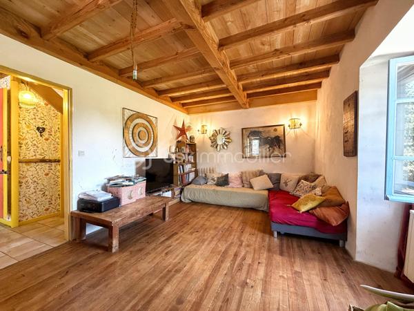 En exclusivité, à seulement 30 minutes de Bagnères-de-Bigorre, au cœur des Baronnies, découvrez cette propriété pleine de charme, nichée dans un environnement privilégié, au calme absolu, avec une vue exceptionnelle sur la nature environnante. Véritable havre de paix, cet ensemble immobilier séduit par son authenticité, son potentiel et son cadre de vie unique, idéal pour les amoureux de nature, de sérénité et de projets de vie inspirants.

La propriété se compose d’une maison principale chaleureuse et accueillante, ainsi que d’une seconde bâtisse offrant de multiples possibilités d’usage. 

La maison principale propose, au rez-de-chaussée, une grande cuisine équipée, pleine de charme et d’authenticité, où il fait bon partager les repas, un salon-séjour convivial, une salle d’eau rénovée avec goût ainsi qu’un WC séparé. À l’étage, un palier avec rangements dessert deux belles chambres lumineuses, elles aussi équipées de rangements, offrant confort et fonctionnalité au quotidien.

La seconde bâtisse complète harmonieusement l’ensemble avec un grand garage, un atelier avec rangements, une terrasse couverte aménagée en véritable espace de vie avec coin repas et ventilateur, ainsi qu’un studio cocooning disposant d’une kitchenette, d’une salle de douche et de toilettes sèches. Cet espace indépendant ouvre la voie à de nombreux projets : accueil d’amis ou de famille, location saisonnière, activité Airbnb, espace de travail ou atelier créatif.

À l’extérieur, le terrain arboré de 8 300 m² constitue un atout majeur. Déjà aménagé avec soin, il accueille une serre, des potagers, des vergers, un poulailler ainsi qu’un petit chalet avec terrasse, dans une atmosphère naturelle et inspirante. Ici, tout invite à imaginer un mode de vie plus autonome, plus doux, plus proche de la nature. Le bien offre également un joli potentiel de développement, notamment pour un projet d’hébergement touristique avec plusieurs petits chalets, ou pour une vie tournée vers l’autosuffisance.

Le confort est assuré par un chauffage électrique complété par un poêle à bois, pour une ambiance chaleureuse en toute saison. Ce bien rare séduira autant les acquéreurs en quête d’une résidence principale de caractère que les porteurs de projet recherchant un lieu à fort potentiel dans un cadre préservé.

Un bien atypique, authentique et inspirant, à découvrir sans tarder.