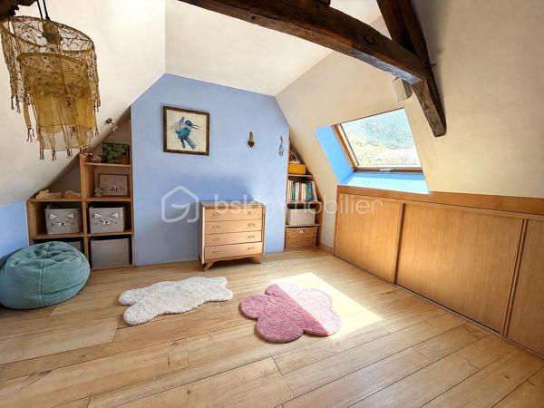 En exclusivité, à seulement 30 minutes de Bagnères-de-Bigorre, au cœur des Baronnies, découvrez cette propriété pleine de charme, nichée dans un environnement privilégié, au calme absolu, avec une vue exceptionnelle sur la nature environnante. Véritable havre de paix, cet ensemble immobilier séduit par son authenticité, son potentiel et son cadre de vie unique, idéal pour les amoureux de nature, de sérénité et de projets de vie inspirants.

La propriété se compose d’une maison principale chaleureuse et accueillante, ainsi que d’une seconde bâtisse offrant de multiples possibilités d’usage. 

La maison principale propose, au rez-de-chaussée, une grande cuisine équipée, pleine de charme et d’authenticité, où il fait bon partager les repas, un salon-séjour convivial, une salle d’eau rénovée avec goût ainsi qu’un WC séparé. À l’étage, un palier avec rangements dessert deux belles chambres lumineuses, elles aussi équipées de rangements, offrant confort et fonctionnalité au quotidien.

La seconde bâtisse complète harmonieusement l’ensemble avec un grand garage, un atelier avec rangements, une terrasse couverte aménagée en véritable espace de vie avec coin repas et ventilateur, ainsi qu’un studio cocooning disposant d’une kitchenette, d’une salle de douche et de toilettes sèches. Cet espace indépendant ouvre la voie à de nombreux projets : accueil d’amis ou de famille, location saisonnière, activité Airbnb, espace de travail ou atelier créatif.

À l’extérieur, le terrain arboré de 8 300 m² constitue un atout majeur. Déjà aménagé avec soin, il accueille une serre, des potagers, des vergers, un poulailler ainsi qu’un petit chalet avec terrasse, dans une atmosphère naturelle et inspirante. Ici, tout invite à imaginer un mode de vie plus autonome, plus doux, plus proche de la nature. Le bien offre également un joli potentiel de développement, notamment pour un projet d’hébergement touristique avec plusieurs petits chalets, ou pour une vie tournée vers l’autosuffisance.

Le confort est assuré par un chauffage électrique complété par un poêle à bois, pour une ambiance chaleureuse en toute saison. Ce bien rare séduira autant les acquéreurs en quête d’une résidence principale de caractère que les porteurs de projet recherchant un lieu à fort potentiel dans un cadre préservé.

Un bien atypique, authentique et inspirant, à découvrir sans tarder.