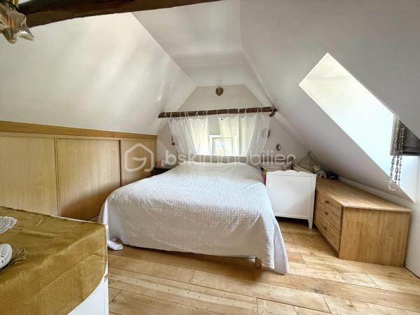 En exclusivité, à seulement 30 minutes de Bagnères-de-Bigorre, au cœur des Baronnies, découvrez cette propriété pleine de charme, nichée dans un environnement privilégié, au calme absolu, avec une vue exceptionnelle sur la nature environnante. Véritable havre de paix, cet ensemble immobilier séduit par son authenticité, son potentiel et son cadre de vie unique, idéal pour les amoureux de nature, de sérénité et de projets de vie inspirants.

La propriété se compose d’une maison principale chaleureuse et accueillante, ainsi que d’une seconde bâtisse offrant de multiples possibilités d’usage. 

La maison principale propose, au rez-de-chaussée, une grande cuisine équipée, pleine de charme et d’authenticité, où il fait bon partager les repas, un salon-séjour convivial, une salle d’eau rénovée avec goût ainsi qu’un WC séparé. À l’étage, un palier avec rangements dessert deux belles chambres lumineuses, elles aussi équipées de rangements, offrant confort et fonctionnalité au quotidien.

La seconde bâtisse complète harmonieusement l’ensemble avec un grand garage, un atelier avec rangements, une terrasse couverte aménagée en véritable espace de vie avec coin repas et ventilateur, ainsi qu’un studio cocooning disposant d’une kitchenette, d’une salle de douche et de toilettes sèches. Cet espace indépendant ouvre la voie à de nombreux projets : accueil d’amis ou de famille, location saisonnière, activité Airbnb, espace de travail ou atelier créatif.

À l’extérieur, le terrain arboré de 8 300 m² constitue un atout majeur. Déjà aménagé avec soin, il accueille une serre, des potagers, des vergers, un poulailler ainsi qu’un petit chalet avec terrasse, dans une atmosphère naturelle et inspirante. Ici, tout invite à imaginer un mode de vie plus autonome, plus doux, plus proche de la nature. Le bien offre également un joli potentiel de développement, notamment pour un projet d’hébergement touristique avec plusieurs petits chalets, ou pour une vie tournée vers l’autosuffisance.

Le confort est assuré par un chauffage électrique complété par un poêle à bois, pour une ambiance chaleureuse en toute saison. Ce bien rare séduira autant les acquéreurs en quête d’une résidence principale de caractère que les porteurs de projet recherchant un lieu à fort potentiel dans un cadre préservé.

Un bien atypique, authentique et inspirant, à découvrir sans tarder.