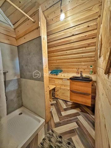 En exclusivité, à seulement 30 minutes de Bagnères-de-Bigorre, au cœur des Baronnies, découvrez cette propriété pleine de charme, nichée dans un environnement privilégié, au calme absolu, avec une vue exceptionnelle sur la nature environnante. Véritable havre de paix, cet ensemble immobilier séduit par son authenticité, son potentiel et son cadre de vie unique, idéal pour les amoureux de nature, de sérénité et de projets de vie inspirants.

La propriété se compose d’une maison principale chaleureuse et accueillante, ainsi que d’une seconde bâtisse offrant de multiples possibilités d’usage. 

La maison principale propose, au rez-de-chaussée, une grande cuisine équipée, pleine de charme et d’authenticité, où il fait bon partager les repas, un salon-séjour convivial, une salle d’eau rénovée avec goût ainsi qu’un WC séparé. À l’étage, un palier avec rangements dessert deux belles chambres lumineuses, elles aussi équipées de rangements, offrant confort et fonctionnalité au quotidien.

La seconde bâtisse complète harmonieusement l’ensemble avec un grand garage, un atelier avec rangements, une terrasse couverte aménagée en véritable espace de vie avec coin repas et ventilateur, ainsi qu’un studio cocooning disposant d’une kitchenette, d’une salle de douche et de toilettes sèches. Cet espace indépendant ouvre la voie à de nombreux projets : accueil d’amis ou de famille, location saisonnière, activité Airbnb, espace de travail ou atelier créatif.

À l’extérieur, le terrain arboré de 8 300 m² constitue un atout majeur. Déjà aménagé avec soin, il accueille une serre, des potagers, des vergers, un poulailler ainsi qu’un petit chalet avec terrasse, dans une atmosphère naturelle et inspirante. Ici, tout invite à imaginer un mode de vie plus autonome, plus doux, plus proche de la nature. Le bien offre également un joli potentiel de développement, notamment pour un projet d’hébergement touristique avec plusieurs petits chalets, ou pour une vie tournée vers l’autosuffisance.

Le confort est assuré par un chauffage électrique complété par un poêle à bois, pour une ambiance chaleureuse en toute saison. Ce bien rare séduira autant les acquéreurs en quête d’une résidence principale de caractère que les porteurs de projet recherchant un lieu à fort potentiel dans un cadre préservé.

Un bien atypique, authentique et inspirant, à découvrir sans tarder.