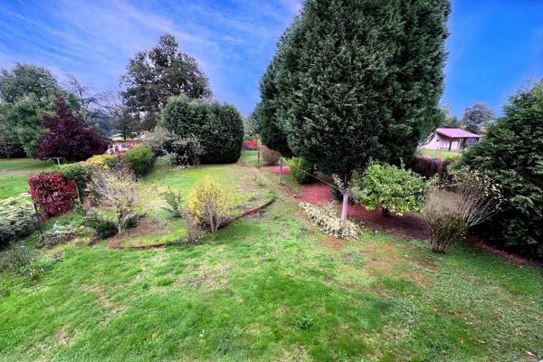 Maison sur sous-sol avec 4 chambres et jardin de 1136m². Roumazieres