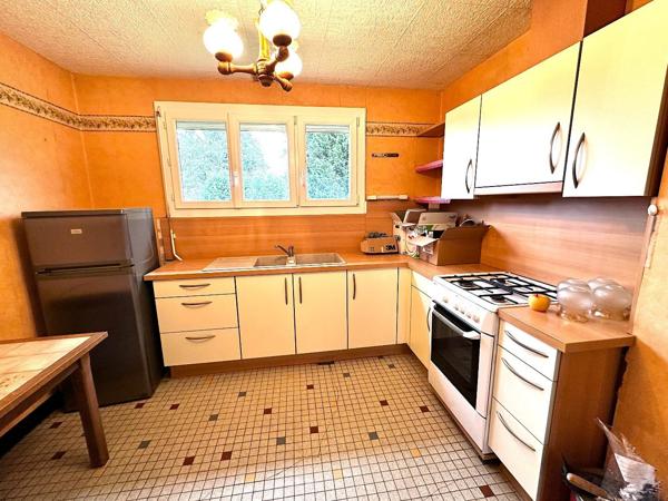 Maison sur sous-sol avec 4 chambres et jardin de 1136m². Roumazieres
