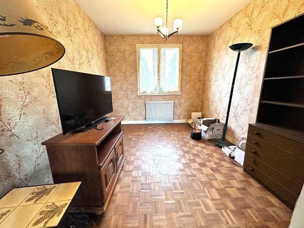 Maison sur sous-sol avec 4 chambres et jardin de 1136m². Roumazieres