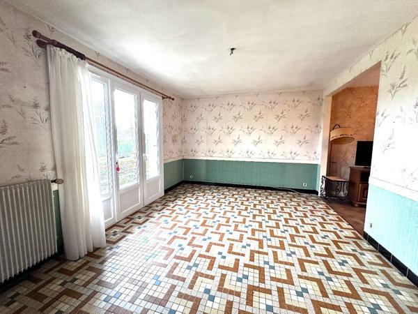 Maison sur sous-sol avec 4 chambres et jardin de 1136m². Roumazieres