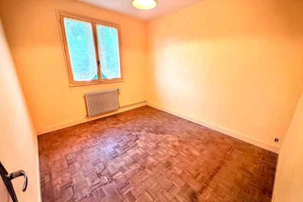 Maison sur sous-sol avec 4 chambres et jardin de 1136m². Roumazieres