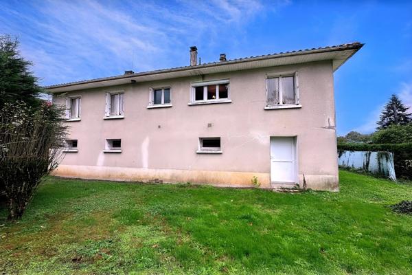 Maison sur sous-sol avec 4 chambres et jardin de 1136m². Roumazieres