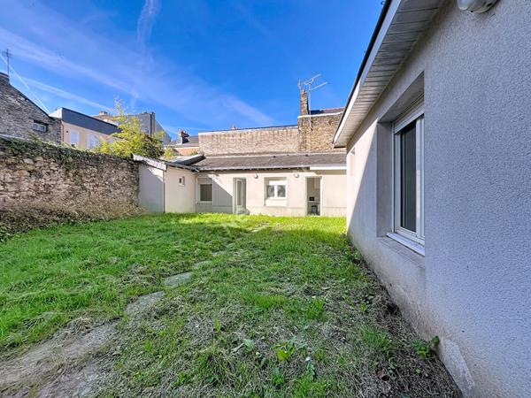 Nantes Talensac : Bâtiment de 3 studios avec jardin