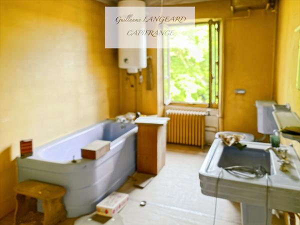 OYONNAX (01100) - PROPRIÉTÉ COMPRENANT PLUSIEURS BÂTIMENTS - 6720 m2 DE TERRAIN