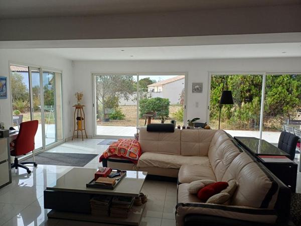 Villa de plain-pied, piscine et grand garage