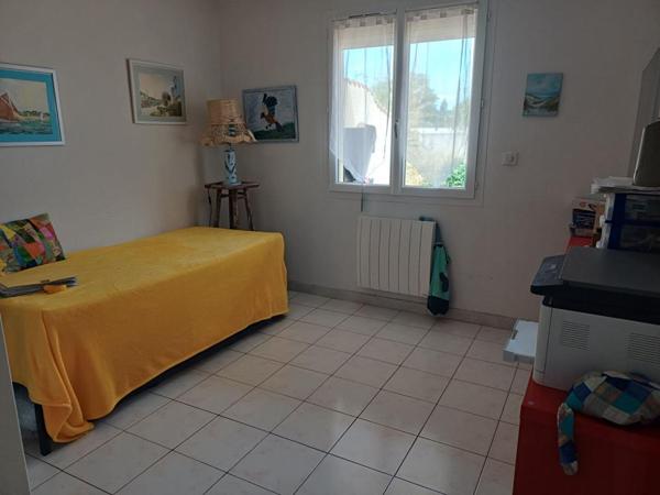 Villa de plain-pied, piscine et grand garage