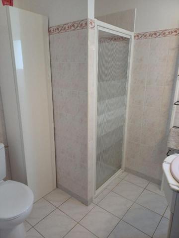 Villa de plain-pied, piscine et grand garage